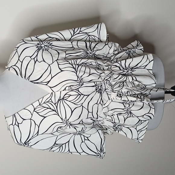 Sweet Rain Tops - Sweet rain black and white floral scrunch waist blouse size small